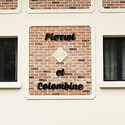 Nom de maison en fer forg paisseur 6mm en caractres Caprica 150x120 mm fabriqu par http://www.noms-enseignes.com