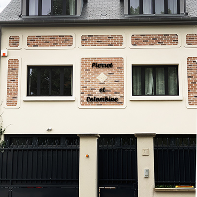 Nom de maison en fer forg paisseur 6mm en caractres Caprica 150x120 mm fabriqu par http://www.noms-enseignes.com