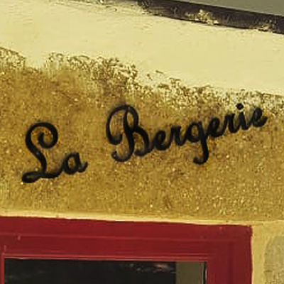 Nom de maison en fer forg paisseur 6mm en caractres French Script 150x55mm fabriqu par http://www.noms-enseignes.com