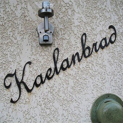 Nom de maison en fer forg paisseur 6mm en caractres French Script 150x55mm fabriqu par http://www.noms-enseignes.com