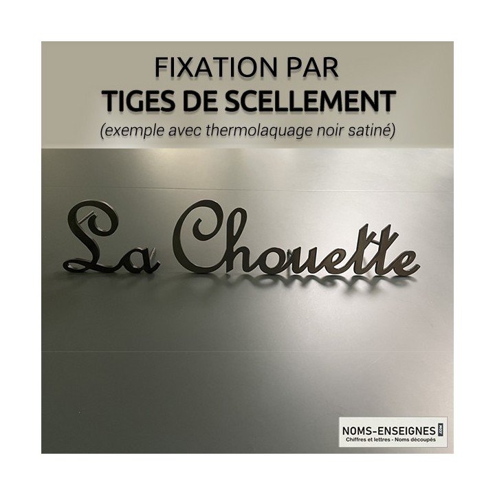 Fixation par tiges de scellement pour nom de maison en fer forgé