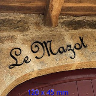 Nom de maison en fer forgé, police de caractères French Script, épaisseur 6 mm, dimensions 120 x 45 mm.