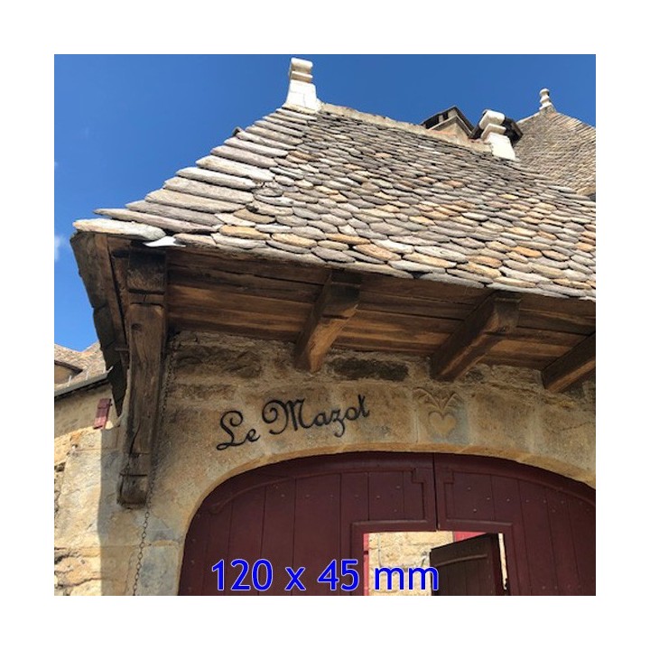 Nom de maison en fer forgé, police de caractères French Script, épaisseur 6 mm, dimensions 120 x 45 mm.