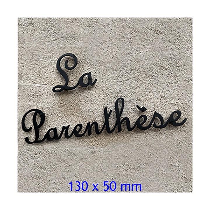 Nom de maison en fer forgé, police de caractères French Script, épaisseur 6 mm, dimensions 130 x 50 mm.
