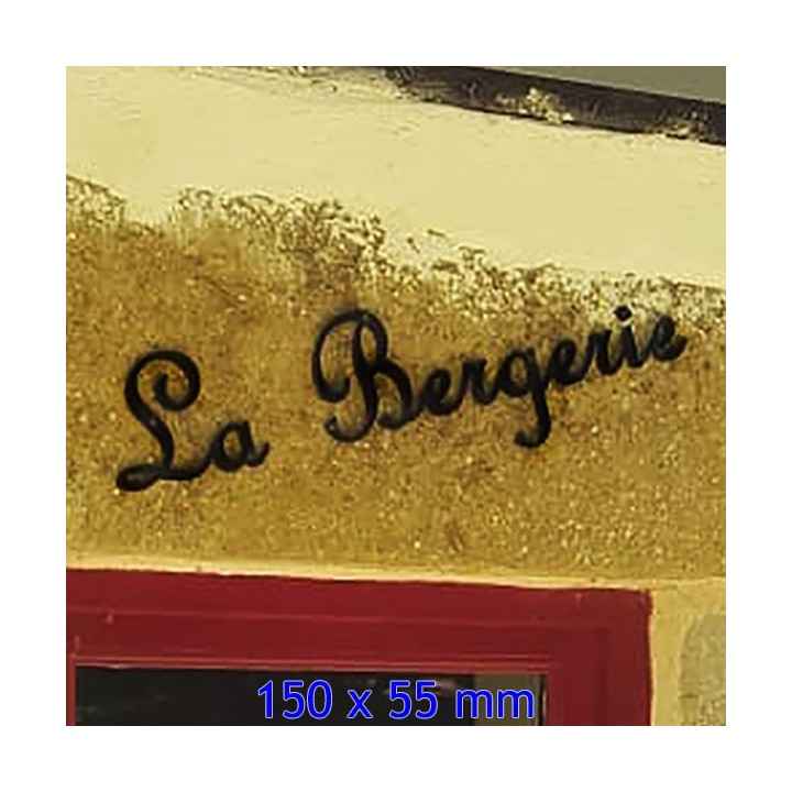 Nom de maison en fer forgé, police de caractères French Script, épaisseur 6 mm, dimensions 150 x 55 mm.