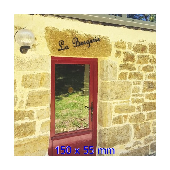 Nom de maison en fer forgé, police de caractères French Script, épaisseur 6 mm, dimensions 150 x 55 mm.
