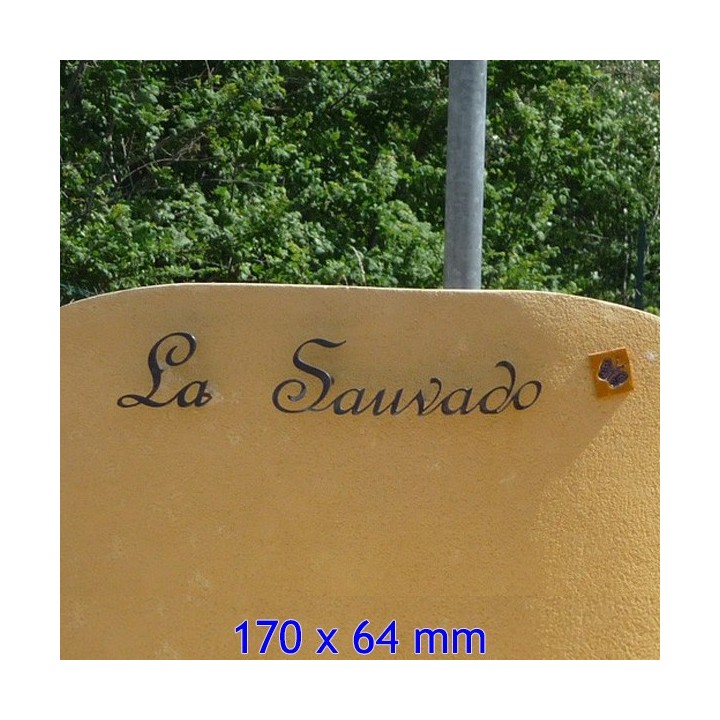 Nom de maison en fer forgé, police de caractères French Script, épaisseur 6 mm, dimensions 170 x 64 mm.