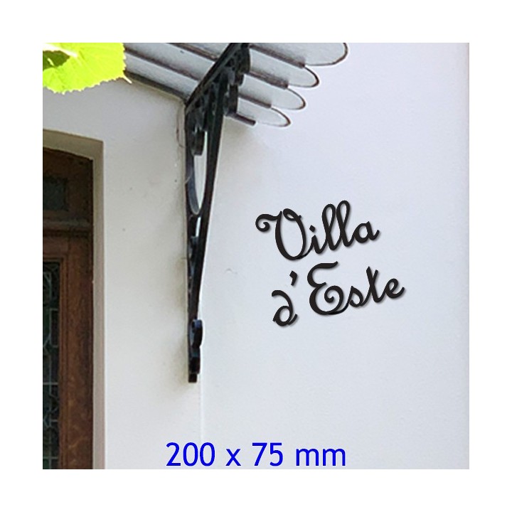 Nom de maison en fer forgé, police de caractères French Script, épaisseur 6 mm, dimensions 200 x 75 mm.