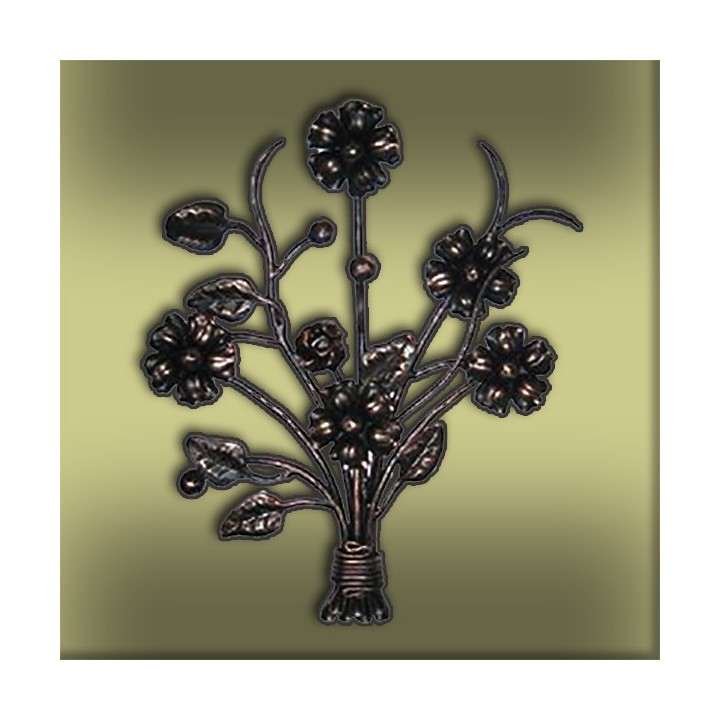 Bouquet de fleurs décoratif en fer forgé conçu pour être accroché à un mur