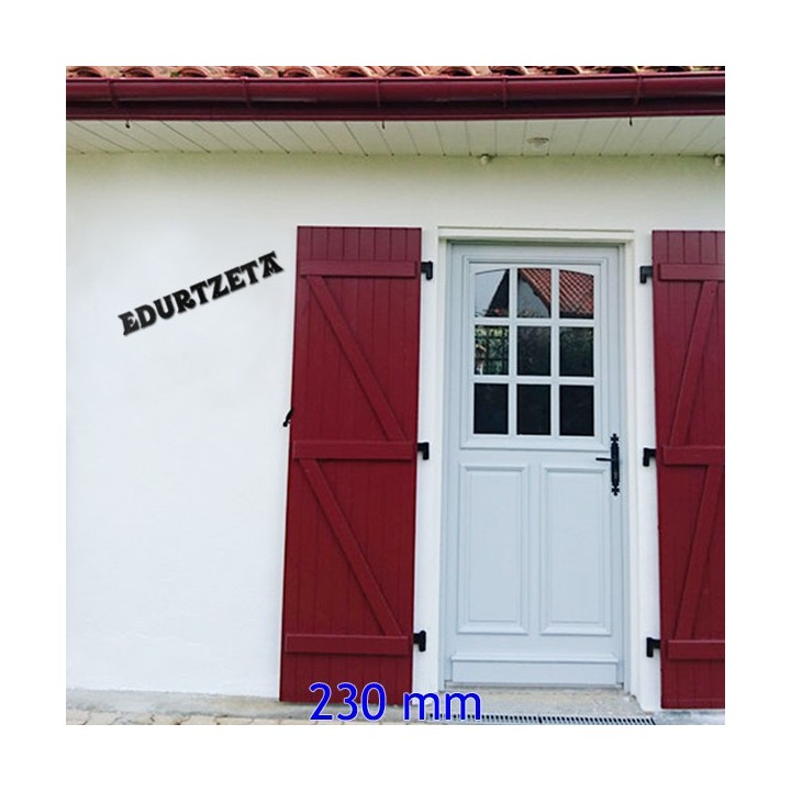 Nom de maison en fer forgé avec caractères Vasca Basque, 230 mm de hauteur, 6 mm d'épaisseur.